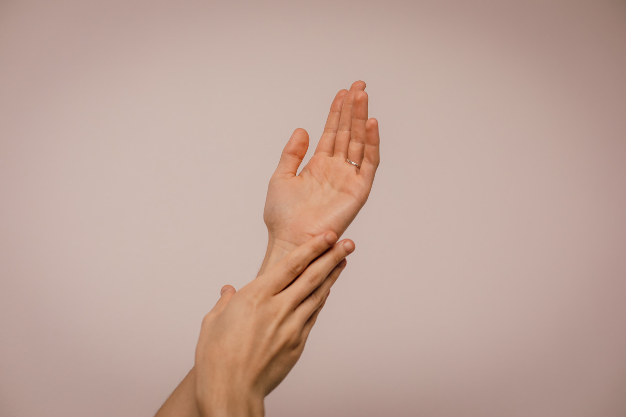 Apie nušalusią rankų odą: kaip atskirti paprastą sudirgimą nuo užklupusios ligos?