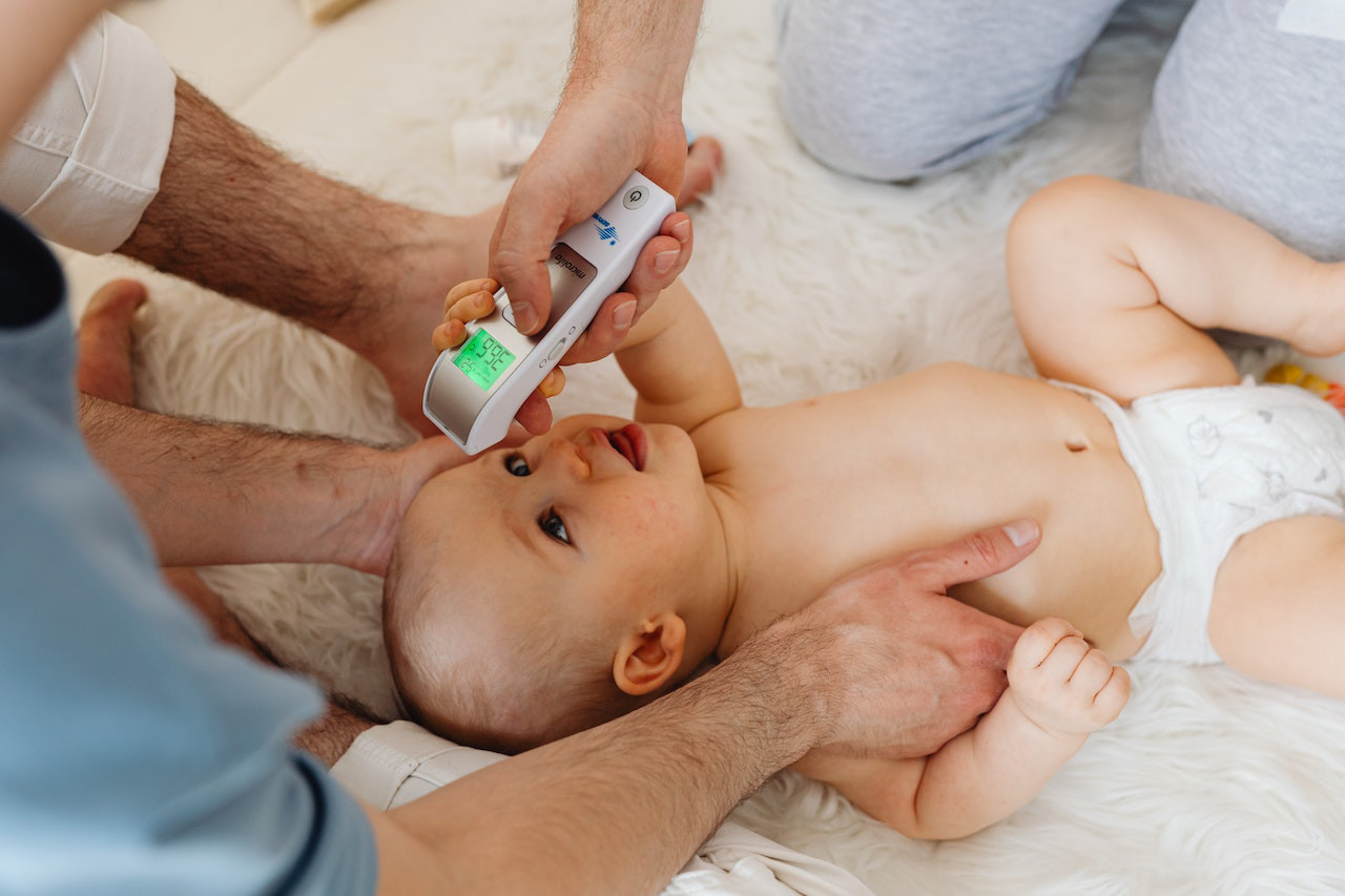 Kūdikių karščiavimas: priežastys ir kaip jį sumažinti.