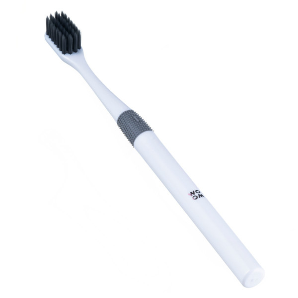 WOOM CHARCOL SOFT BLACK TOOTHBRUSH, Minkštas dantų šepetėlis su aktyvuota anglimi, 1 vnt. paveikslėlis
