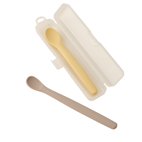 Mother-K HUG silikoniniai šaukšteliai su dėklu, 2 vnt., nuo 4 mėn. Mother-K HUG silikoniniai šaukšteliai su dėklu, 2 vnt., nuo 4 mėn.