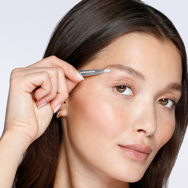 TWEEZERMAN Mini Slant Classic Stainless pincetas, nerūdijančio plieno TWEEZERMAN Mini Slant Classic Stainless pincetas, nerūdijančio plieno